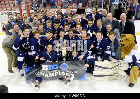 Detroit, Michigan, USA. 18 Mar, 2017. Penn State Nittany Lions célèbrent avec le trophée du tournoi Big Ten après leur 2OT victoire dans la partie de hockey NCAA dans la grande finale du tournoi 10 entre Penn State Nittany Lions et Wisconsin Badgers au Joe Louis Arena de Détroit (Michigan). Allan Dranberg/CSM/Alamy Live News Banque D'Images