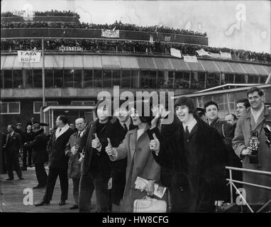 10 févr. 02, 1965 - Les Beatles l'avion pour les Bahamas pour nouveau film. ''Bravo''. À l'aéroport de London : ''The Beatles'' a quitté l'aéroport de Londres cet après-midi pour les Bahamas - pour le tournage de leur film est le test. Ils étaient accompagnés par Mme Eleanor Bron - star de la BBC indique ''pas tant un programmeur''. Elle fera son apparition dans le film avec Ring-Paul-George et John. Photo montre Thumbs up - comme les Beatles - avec Eleanor Bron obtenir un vibrant adieu du leurs fans - en fond - à l'aéroport de Londres ce matin. (Crédit Image : © Keystone Press Agency/Keystone USA par ZUMAPRESS.com) Banque D'Images