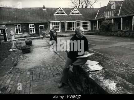 1972 - le maître de la musique de la Reine compose l'hymne du Jubilé dans le West Country Friary Malcolm Williamson, 44 ans maître australien à la musique de la Reine, se retire dans la paix d'un frère franciscien près de Sherborne dans le Dorset pour composer un hymne en l'honneur du Jubilé d'argent de la Reine. Malcolm est le premier australien à occuper le poste honorifique d'environ 100 par an, anciennement occupé par Sir Arthur Bliss pendant 22 ans. Pour assurer son isolement complet, il a même fait couper le téléphone dans la pièce où il habite, meublée uniquement d'un lit, d'une table et de quelques chaises. (Crédit image : © Keystone Pictures U Banque D'Images