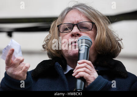 Londres, Royaume-Uni. 18 mars, 2017. Lindsey German, coordonnateur de la Coalition contre la guerre, les adresses des milliers de manifestants représentant différents groupes antiracistes qui prennent part à la marche contre le racisme. Le mois de mars a été choisie pour avoir lieu aussi près que possible de la Journée internationale des Nations Unies pour l'élimination de la discrimination raciale. Credit : Mark Kerrison/Alamy Live News Banque D'Images