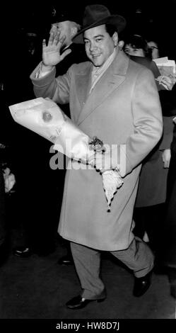 02 janvier 1958 - Mario Lanza arrive : Mario Lanza est arrivé à la gare de Victoria à partir de Rome ce soir, pour une tournée britannique à s'ouvrir à Sheffield sur le 4 janv. et de finition à l'Albert Hall, Londres le 16 janvier. Phot Voir Maria Lanza holding a bouquet qui lui a été remis à l'arrivée à Victoria ce matin. (Crédit Image : © Keystone Press Agency/Keystone USA par ZUMAPRESS.com) Banque D'Images