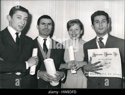 Mar. 03, 1959 - meilleurs enregistrements récompensés : Des prix pour les meilleurs enregistrements ont été attribués à quatre jeunes chanteurs de l'Académie Charles Cros au Palais d'Orsay, Paris, hier. A l'occasion du Congrès International de ''La haute fidélité et la stéréophonie'' qui se déroulent à Paris. La photo montre les quatre gagnants. De gauche à droite : Jacques Dufilho, Serge Gainsbourg, Denise Benoit et Maricel Amont. (Crédit Image : © Keystone Press Agency/Keystone USA par ZUMAPRESS.com) Banque D'Images