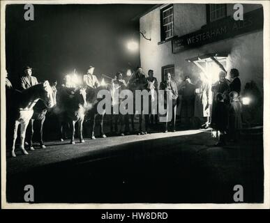 09 déc., 1954 - 9-12-54 Carol chanteurs sur l'préparer pour Noël la collecte de charité Ã¢â€" Un arty des amoureux du cheval dans la région de Surrey, Caterham ont organisé une tournée de chants de DCI locale et les maisons à cheval, l'argent recueilli ira à l'R.S.P.C.A. Photo : Keystone montre l'Academie Carol singers vu l'extérieur de l'"Harror TavernÃ' Caterham. (Crédit Image : © Keystone Press Agency/Keystone USA par ZUMAPRESS.com) Banque D'Images