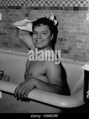 01 mai 1954 - Gu Mitchell revient à Londres. Chanteur de Cowboy Songs a Une baignoire : Guy Mitchell le chanteur américain de Cowboy Songs - qui est ici pour une tournée provinciale - devait être vu à l'hôtel Savoy. Photos montrant prendre un bain - à l'Hôtel Savoy est 'dur Guy' gu  Mitchell. (Crédit image : © Keystone Press Agency/Keystone USA via ZUMAPRESS.com) Banque D'Images