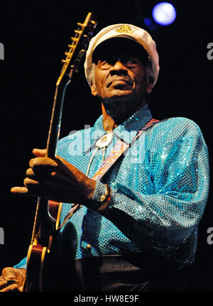 Mannheim, Allemagne. 22 Nov, 2008. Légende du rock américain Chuck Berry effectue chez SAP Arena de Mannheim, Allemagne, 22 novembre 2008. Le soir même légendes du rock Chuck Berry et Jerry Lee Lewis ont donné leur seul concert en Allemagne. Dans les années 1950, ils sont devenus célèbres pour des chansons telles que "Sweet Little Sixteen ?, ?Roll over Beethoven ? Et ?Great Balls Of Fire ?. Photo : Ronald Wittek | worldwide/dpa/Alamy Live News Banque D'Images