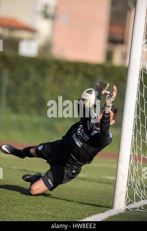 Levanto, Italie. Mar 16, 2017. Luca Crosta (Cagliari) Football/soccer : Torneo di Viareggio 2017 Groupe 9 match entre Gênes CFC 1-3 Cagliari Calcio au Stadio Scaramuccia-Raso in Levanto, Italie . Credit : Maurizio Borsari/AFLO/Alamy Live News Banque D'Images