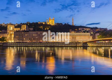 France, Rhône, Lyon, site historique classé au Patrimoine Mondial par l'UNESCO, de la passerelle du Palais de Justice sur la Saone reliant l'arrondissement de Lyon avec le quartier de Vieux Lyon, vue du palais de justice, la cathédrale Saint Jean et la basilique notre dame de Fourvière Banque D'Images