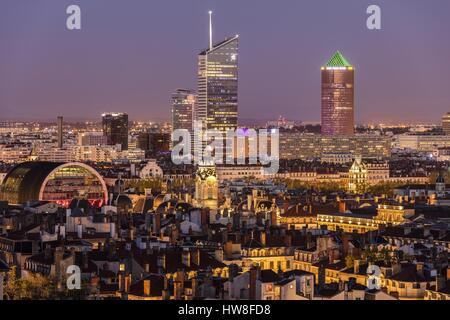 France, Rhône, Lyon, vue de droite sur le gratte-ciel de la tour du Crédit Lyonnais a dit le crayon par les architectes Cossutta et associés et à gauche la tour Incity, le troisième gratte-ciel de France ( inclus la flèche), la première tour HQE ( haute qualité environnementale) du centre-ville en France, c'est un gratte-ciel de bureaux dans le centre d'affaires du district de Part-Dieu par les architectes Valode & Pistre et AIA Atelier de la Rize, la tour oxygène et à la vue de gauche de l'opéra par l'architecte Jean Nouvel Banque D'Images