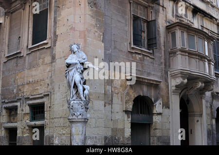 Statue religieuse au coin de la rue de la Valette, Malte Banque D'Images