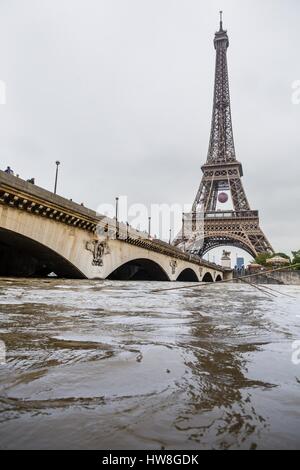 France, Paris, région classée au Patrimoine Mondial de l'UNESCO, l'inondation de la Seine le 3 juin 2016 avec une hauteur de 5,80m, le pont d'Iéna et la Tour Eiffel Banque D'Images