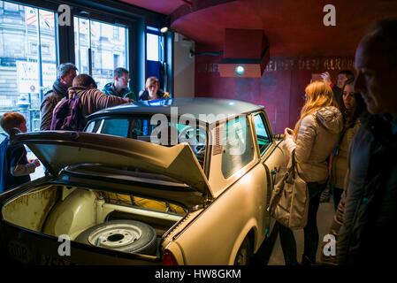 Allemagne, Berlin, Museum Insel, DDR Museum, musée de la vie sous le régime communiste est-allemand, voiture Trabant, Der Trabi Banque D'Images