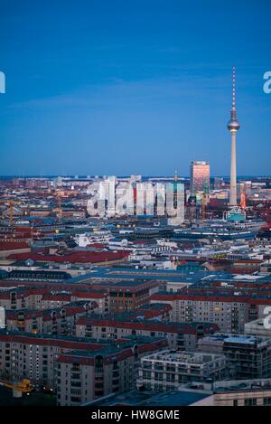 Allemagne, Berlin, Mitte, Panorama Punkt-Potsdamer Platz, augmentation de la vue vers l'Alexanderplatz, la tour de télévision, dusk Banque D'Images