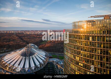 Allemagne, Berlin, Mitte, Panorama Punkt-Potsdamer Platz, elevated view vers le Sony Center et DB bâtiments, crépuscule Banque D'Images