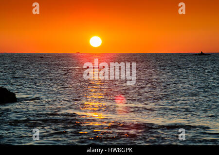 Au lever du soleil, la plage de Mijas. La province de Malaga. Costa del Sol, Andalousie Espagne du Sud.L'Europe Banque D'Images