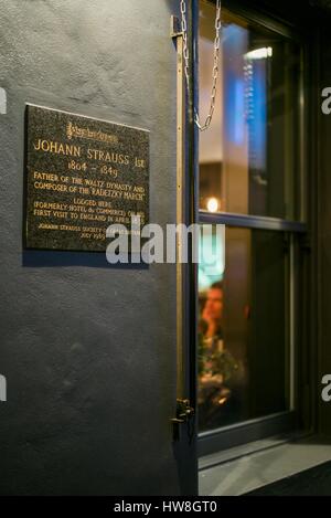 L'Angleterre, Londres, Soho, plaque à la mémoire de musicien et compositeur Johan Strauss la première, qui ont séjourné dans ce bâtiment lorsqu'il a été l'Hôtel du Commerce en 1838 Banque D'Images