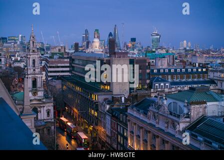 L'Angleterre, Londres, The Strand, augmentation de la vue sur la ville en direction de Southbank, dusk Banque D'Images