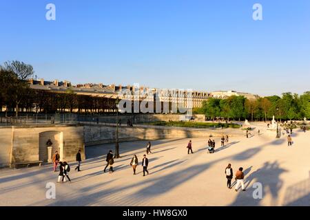 France, Paris, région classée au Patrimoine Mondial de l'UNESCO, un soir, dans les jardins des Tuileries Banque D'Images