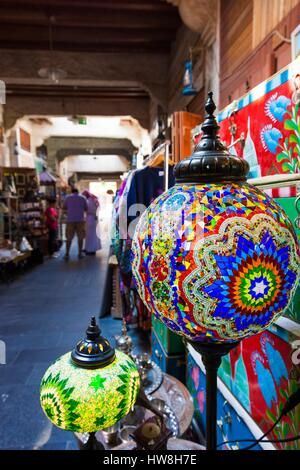 Qatar, Doha, Souq Waqif, réaménagés bazar salon, lampes traditionnelles Banque D'Images