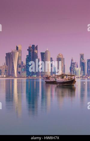 Qatar, Doha, les dhows sur la baie de Doha West Bay avec des gratte-ciel, l'aube Banque D'Images