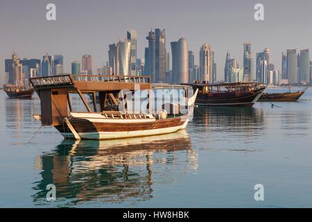 Qatar, Doha, les dhows sur la baie de Doha West Bay avec des gratte-ciel, l'aube Banque D'Images
