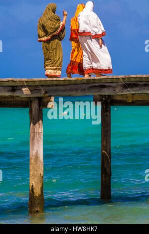 La France, l'île de Mayotte (département français d'outre-mer), la Grande Terre, Kani-Keli, 3 femmes sont à pied sur la jetée de la plage n'gouja de point d'observation idéal de tortues vertes Banque D'Images