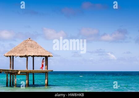 La France, l'île de Mayotte (département français d'outre-mer), la Grande Terre, Kani-Keli, femme sur la jetée de la plage n'gouja point d'observation idéal pour les tortues vertes Banque D'Images