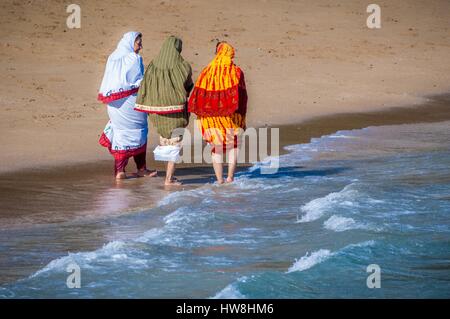 La France, l'île de Mayotte (département français d'outre-mer), la Grande Terre, Kani-Keli, 3 femmes revenir à pied sur la plage n'gouja Banque D'Images