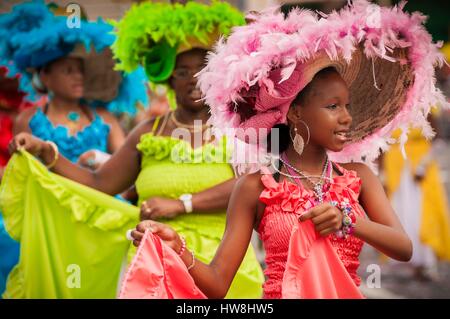 La France, la Guadeloupe, Basse-terre, danseur de Ka groupe Samblé de Capesterre Belle Eau, pendant la parade de clôture des défilés en Basse Terre Banque D'Images