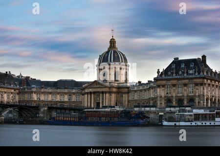 France, Paris, région classée au Patrimoine Mondial de l'UNESCO, l'Académie française le long de la Seine et le pont Pont des Arts Banque D'Images