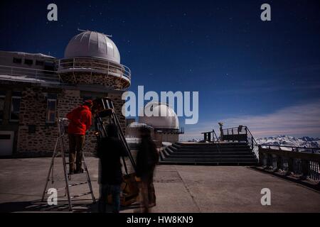 France, Hautes Pyrénées, Bagnères de Bigorre, La Mongie, Pic du Midi de Bigorre (2877m), les touristes regarder les étoiles sur la terrasse de l'observatoire Banque D'Images