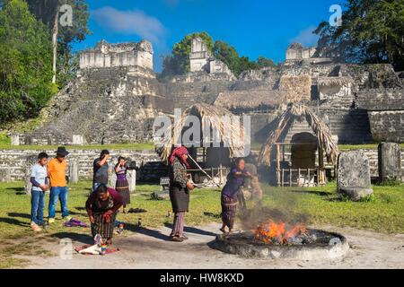 Peten au Guatemala, département, parc national de Tikal, site du patrimoine mondial de l'UNESCO, cérémonie maya sur la Gran Plaza Banque D'Images