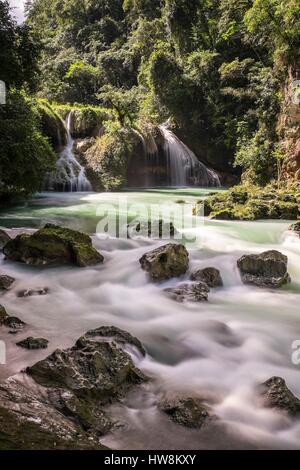 Guatemala, département d'Alta Verapaz, Lanquin, le site naturel de Semuc Champey, Cahabon le long de la rivière à 300 mètres des cascades et des piscines naturelles d'eau turquoise Banque D'Images