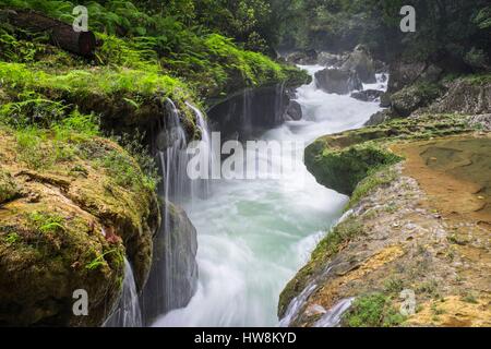 Guatemala, département d'Alta Verapaz, Lanquin, le site naturel de Semuc Champey, Cahabon le long de la rivière à 300 mètres des cascades et des piscines naturelles d'eau turquoise Banque D'Images