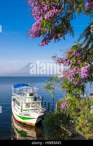 Guatemala, Solola, Guatemala sur la rive nord-est du lac Atitlan, volcan San Pedro dans l'arrière-plan Banque D'Images