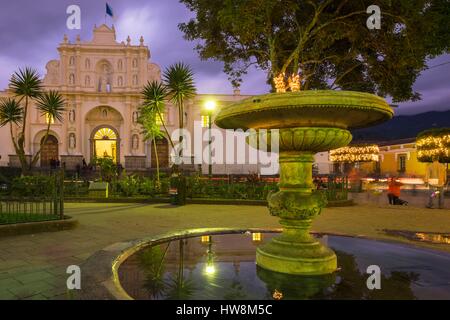 Guatemala, Sacatepequez, Guatemala Antigua, classée au Patrimoine Mondial de l'UNESCO, la fontaine du Parque Central et cathédrale San José, tremblements de victime tout au long de son histoire Banque D'Images