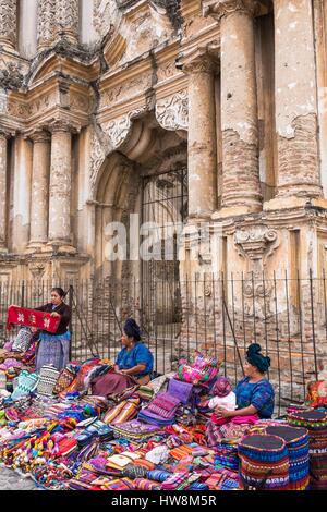 Guatemala, Sacatepequez, Guatemala Antigua, classée au Patrimoine Mondial de l'UNESCO, artisanat marché au pied des ruines de l'église El Carmen Banque D'Images