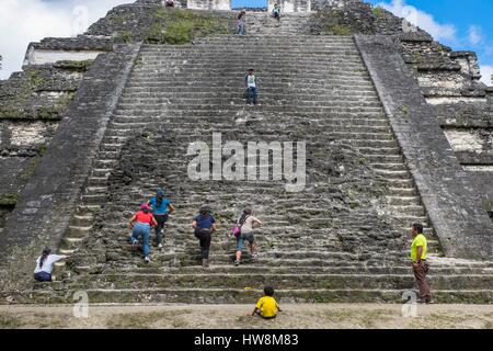 Peten au Guatemala, département, parc national de Tikal, site du patrimoine mondial de l'UNESCO, Mundo Perdido, Talud-Tablero temple Banque D'Images