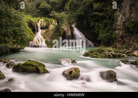 Guatemala, département d'Alta Verapaz, Lanquin, le site naturel de Semuc Champey, Cahabon le long de la rivière à 300 mètres des cascades et des piscines naturelles d'eau turquoise Banque D'Images