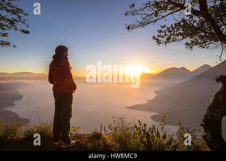 Guatemala, Solola, département de San Juan La Laguna, sur la rive sud du lac Atitlan, Rupalaj Kistalin sunrise de Cerro ou Rostro Maya, le plus haut point de vue du Lac Atitlan Banque D'Images
