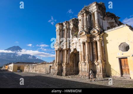 Guatemala, Sacatepequez, Guatemala Antigua, classée au Patrimoine Mondial de l'UNESCO, les ruines de l'église El Carmen et volcan de Agua en arrière-plan (alt : 3760m) Banque D'Images