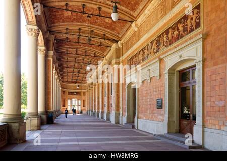 Allemagne, Baden Württemberg, Forêt-Noire (Schwarzwald), Baden Baden, Kurgarten, Trinkhalle (pompes), les 90 m longueur gallery abrite une série de 14 fresques illustrant les célèbres légendes de la Forêt Noire Banque D'Images