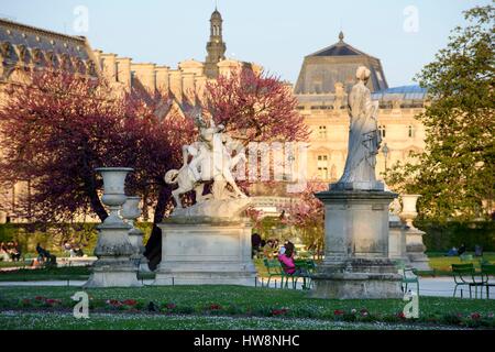 France, Paris, région classée au Patrimoine Mondial de l'UNESCO, un soir, dans les jardins des Tuileries Banque D'Images