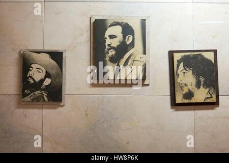 Cuba, Ciudad de la Habana Province, La Havane, La Habana Vieja ville inscrite au Patrimoine Mondial de l'UNESCO, des photos de héros de la Révolution cubaine Fidel Castro, Che Guevara et Camilo Cienfuegos Banque D'Images