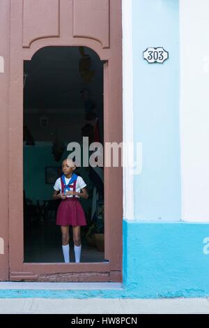 Cuba, Ciudad de la Habana Province, La Havane, La Habana Vieja, fille de l'école d'en face d'une école située dans une maison coloniale Banque D'Images
