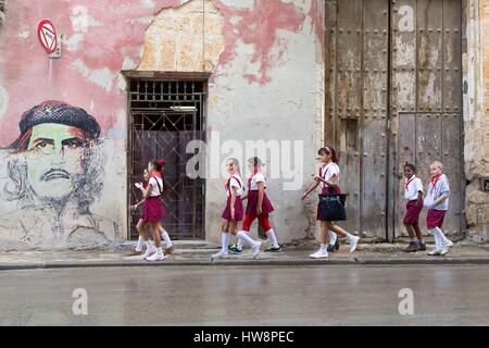 Cuba, Ciudad de la Habana Province, La Havane La Habana Vieja, quartier classé au Patrimoine Mondial de l'UNESCO, l'école des garçons et filles de l'école de la marche par une façade représentant Che Guevara (Copyright Alberto Diaz Gutierez Korda alias) Banque D'Images