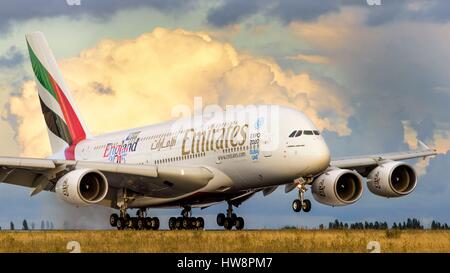 France, Val d'Oise, Roissy en France, aéroport Charles-de-Gaulle, Emirates Airbus A380 sur l'atterrissage à l'aéroport parisien final Charles-de-Gaulle, LFPG Banque D'Images