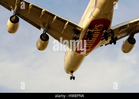 France, Val d'Oise, Roissy en France, aéroport Charles-de-Gaulle, Emirates Airbus A380 sur l'approche finale à l'aéroport parisien Charles-de-Gaulle, LFPG Banque D'Images