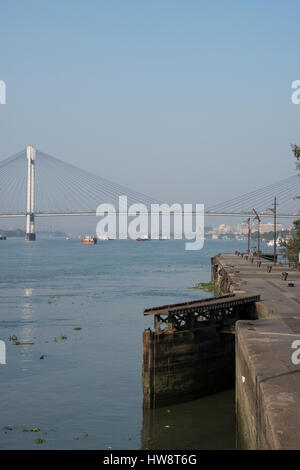 L'Inde, Kolkata (Calcutta), West Bengal, Hooghly River. Système de blocage du canal et en face de l'Vidyasagar Setu (Pont) reliant Howrah à Kolkata. Banque D'Images