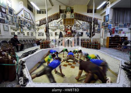 Iran, Ispahan Province, Ispahan, accueil de la force (Zurkhaneh) où le sport national iranien traditionnel appelé Varzesh-e Pahlavani (zoorkhaneh Pahlevani et rituels) est pratiquée Banque D'Images