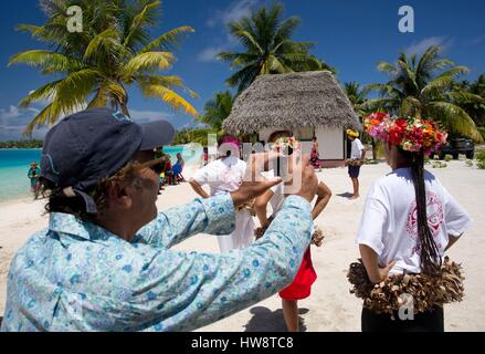 France, France, Aranui 5 croisière navire à passagers et fret à l'archipel des Marquises, Port d'appel dans l'atoll de Takapoto, danses pour les touristes des femmes amateur Banque D'Images